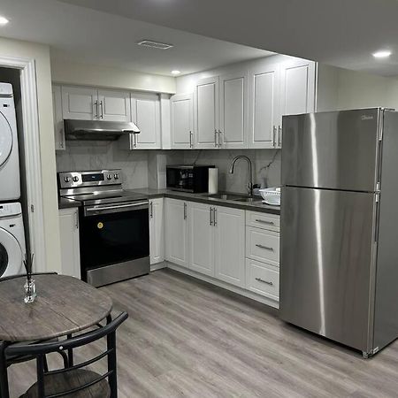 2 Bedroom Private Apartment With Private Entrance Brampton Extérieur photo