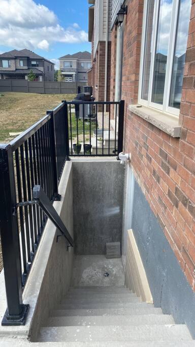 2 Bedroom Private Apartment With Private Entrance Brampton Extérieur photo