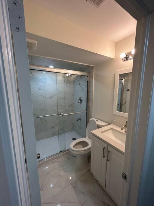 2 Bedroom Private Apartment With Private Entrance Brampton Extérieur photo