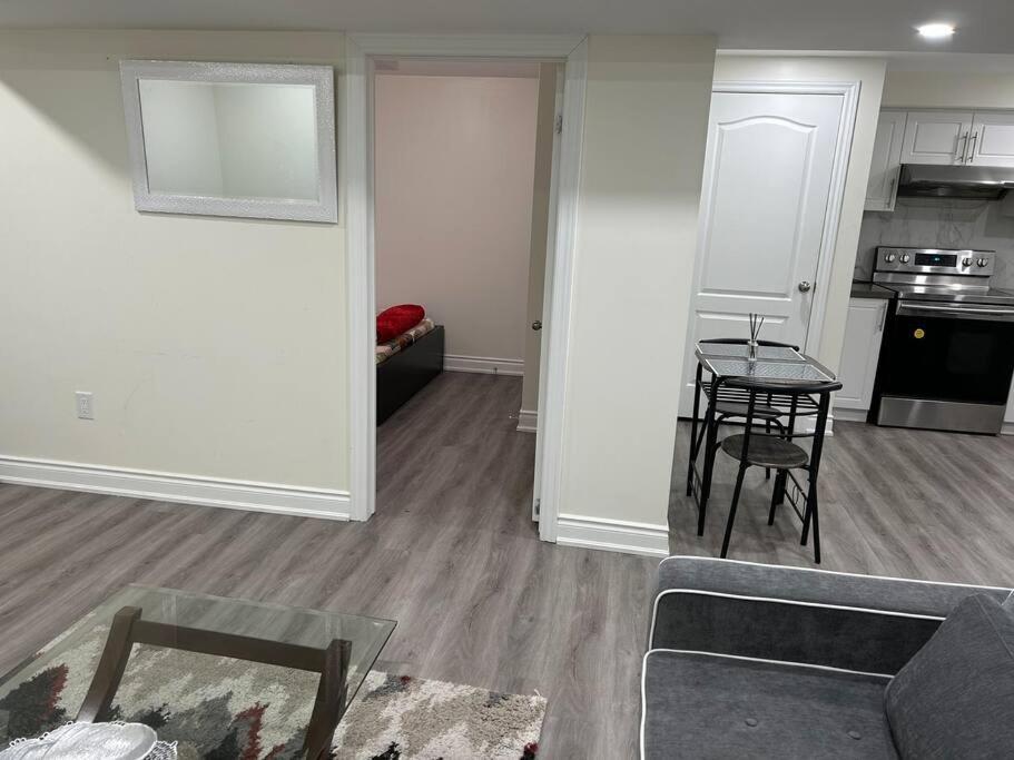 2 Bedroom Private Apartment With Private Entrance Brampton Extérieur photo