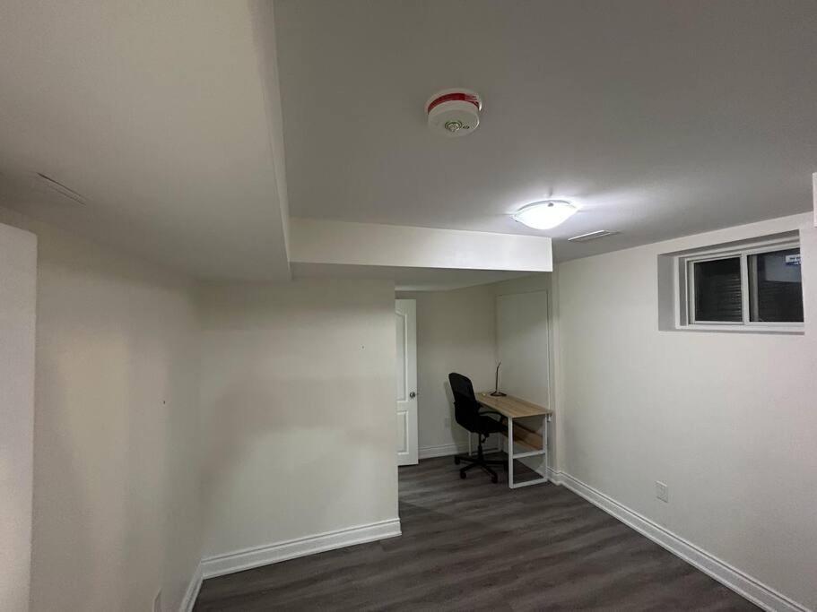 2 Bedroom Private Apartment With Private Entrance Brampton Extérieur photo