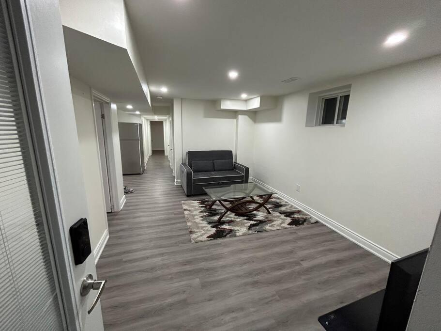 2 Bedroom Private Apartment With Private Entrance Brampton Extérieur photo