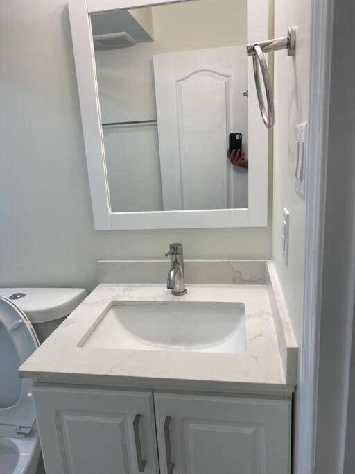 2 Bedroom Private Apartment With Private Entrance Brampton Extérieur photo