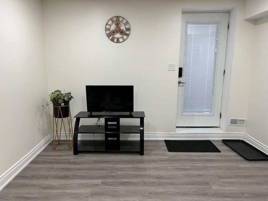 2 Bedroom Private Apartment With Private Entrance Brampton Extérieur photo