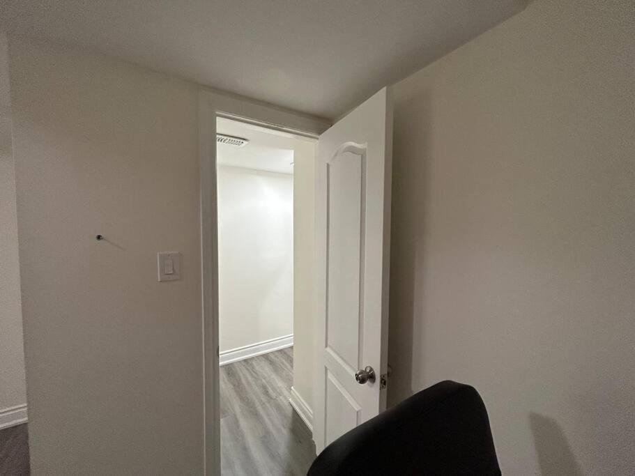 2 Bedroom Private Apartment With Private Entrance Brampton Extérieur photo