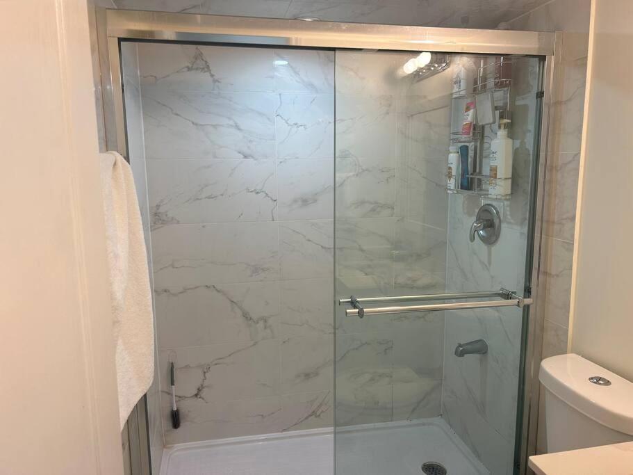2 Bedroom Private Apartment With Private Entrance Brampton Extérieur photo