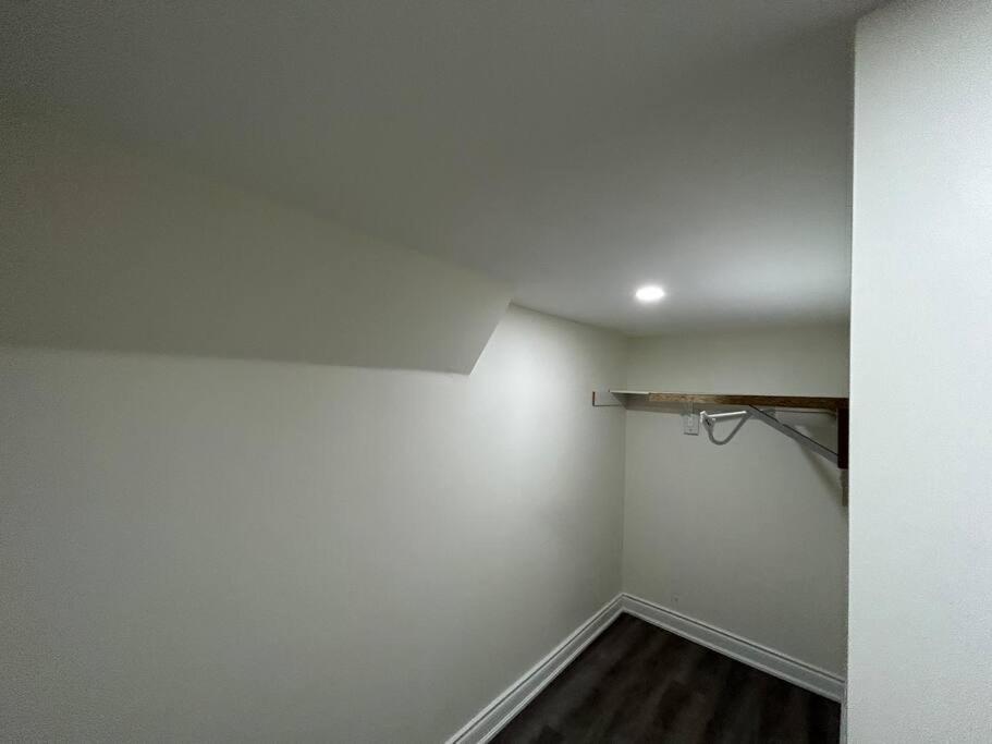 2 Bedroom Private Apartment With Private Entrance Brampton Extérieur photo