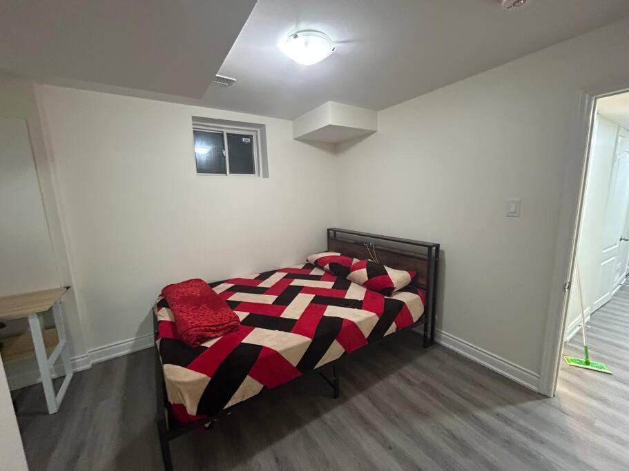2 Bedroom Private Apartment With Private Entrance Brampton Extérieur photo