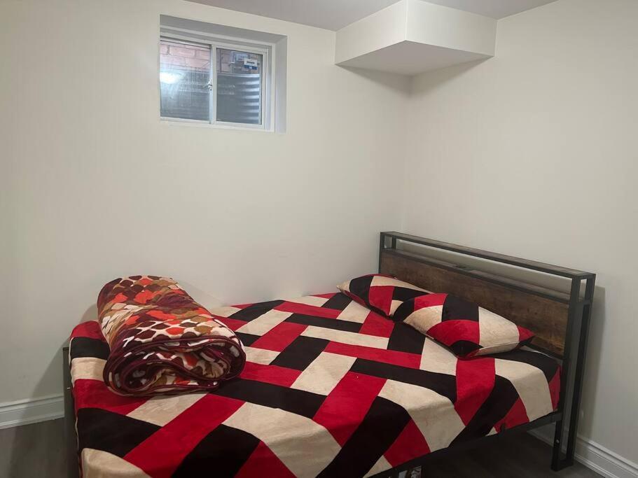 2 Bedroom Private Apartment With Private Entrance Brampton Extérieur photo