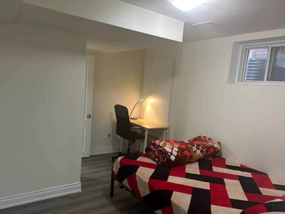2 Bedroom Private Apartment With Private Entrance Brampton Extérieur photo