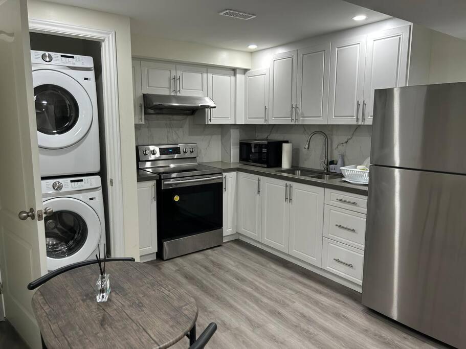 2 Bedroom Private Apartment With Private Entrance Brampton Extérieur photo